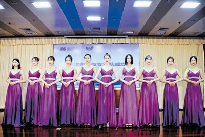 专业礼仪队服务消费季 软件开发赋能高效运营